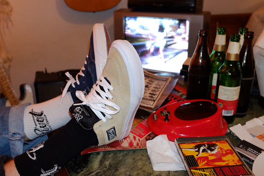 Vans Half Cab bleu and beige on a table