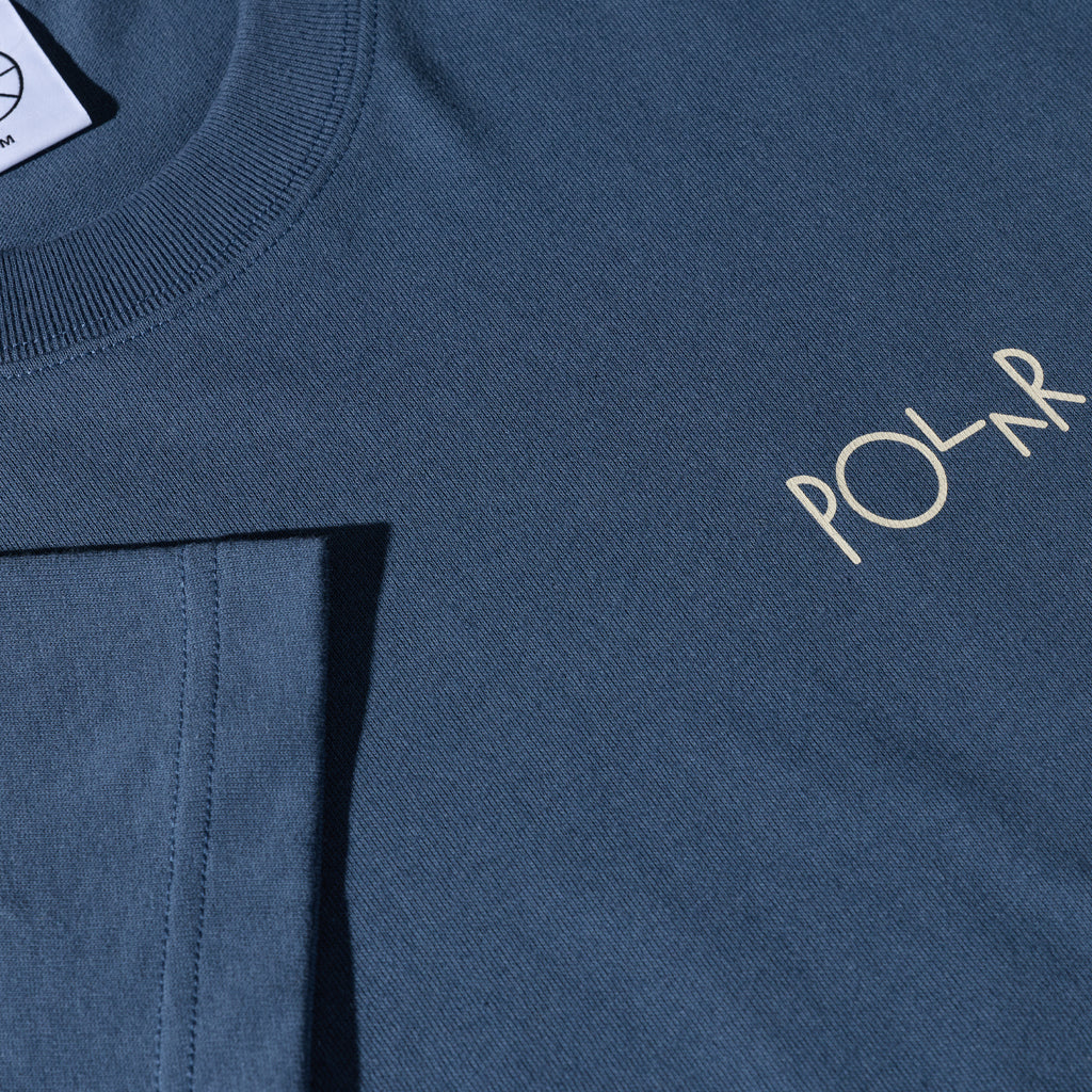 Polar_Tee_ContrastStrokeLogo_bluegrey_detail